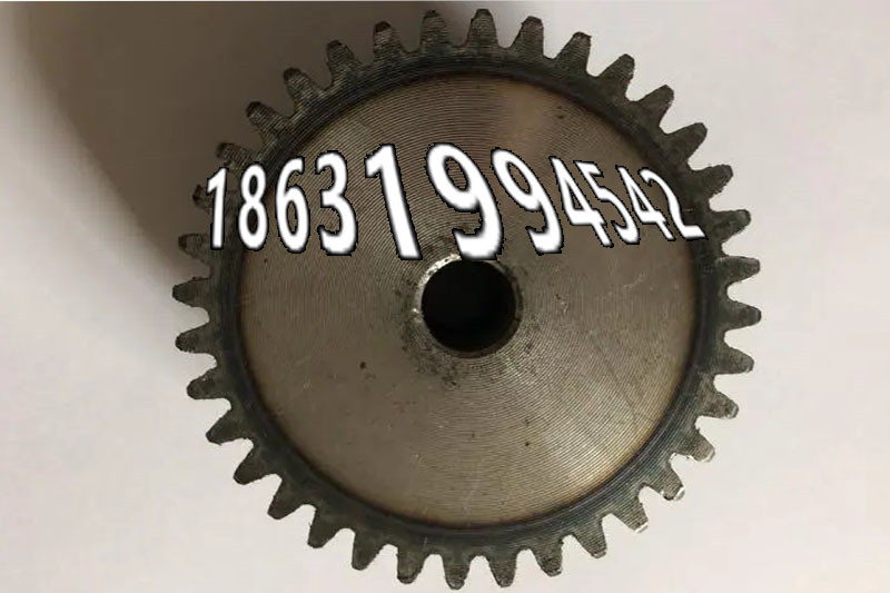 输送机齿轮那里有